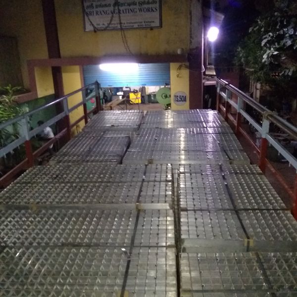 Multi-segment radial grating