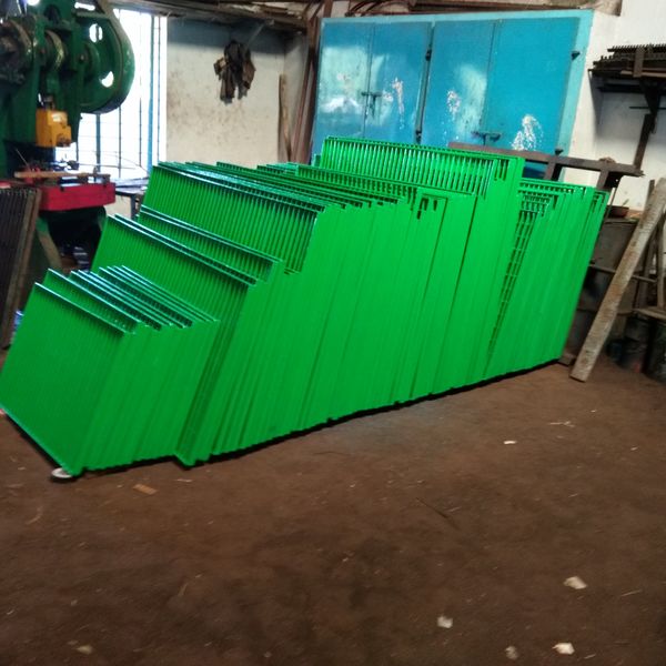 Circular grating with toe plates