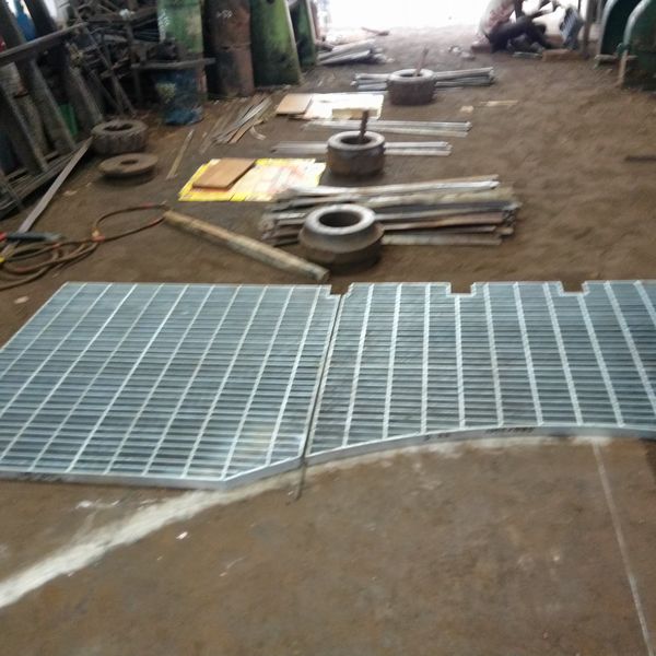 Serrated grating non-slip